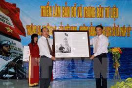 The Ministry of Information and Communication presented Phu Quy Island district with maps and various ancient documents, artefacts and publications on Hoang Sa (Paracels) and Truong Sa (Spratly) archipelagos. (Photo: VNA)