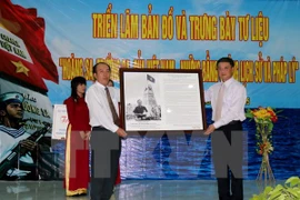 The Ministry of Information and Communication presented Phu Quy Island district with maps and various ancient documents, artefacts and publications on Hoang Sa (Paracels) and Truong Sa (Spratly) archipelagos. (Photo: VNA)