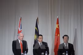 Malaysian Transport Minister Liow Tiong Lai (centre), Australian Deputy Prime Minister Warren Truss (L) and Chinese Transport Minister Yang Chuantang at a press conference after their meeting on April 16 (Photo: AFP/VNA)