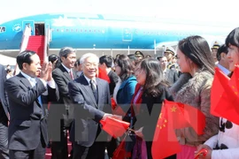 Party General Secretary Nguyen Phu Trong was welcomed by the Vietnamese community in China upon his arrival in China (Source: VNA)