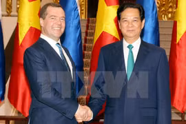 PM Nguyen Tan Dung receives his Russian counterpart Dmitry Medvedev (Photo: VNA)