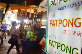 Tourists shop at a market in Bangkok on June 14 (Photo: VNA)
