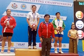 Le Thi Tham (centre) won a gold medal at the Southeast Asian Weightlifting Championships.