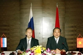 Vietnamese and Russian Deputy PM Hoang Trung Hai (R) and Suvalov (L) meet media. (Photo: Nguyen Dan/VNA)