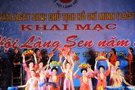 Sen village festival marks Uncle Ho’s birthday 