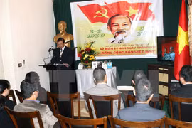 Ambassador Dao Thanh Chung speaks at a meeting marking the 85th founding anniversary of the Communist Party of Vietnam (Photo: VNA)