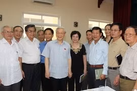 Party General Secretary Nguyen Phu Trong met with voters in the Hanoi district of Tay Ho. Photo: VNA
