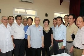 Party General Secretary Nguyen Phu Trong met with voters in the Hanoi district of Tay Ho. Photo: VNA