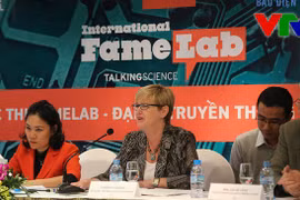 Director of the British Council Vietnam Cherry Gough (second from left) introduces the FameLab competition (Photo: vtv.vn)