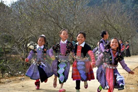 Children are dressed in colourful traditional costumes (Photo: VNA)