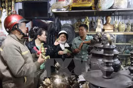Visitors buy antiques and modern reproductions at Vieng market in 2014 (Photo: VNA)