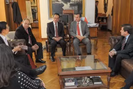 Ambassador Nguyen Dinh Thao (centre, left) at his meeting with the Governor of Mendoza, Francisco Perez (centre, right) (Photo: Telam)