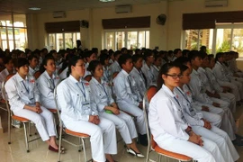 Nurses and orderlies attend a Japanese language course (Photo: VNA)