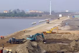 Construction site of the Tan Vu - Lach Huyen Highway in nothern Hai Phong City, one of three additions to the list of key transport projects (Photo: VNA/VNS)