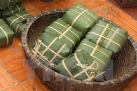 "Banh Chung" is a traditional cake of Vietnamese people in Tet holidays (Photo: VNA)