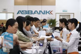 Transactions at a branch of the An Binh Bank, a subsidiary of Electricity of Vietnam (Photo: VNA)