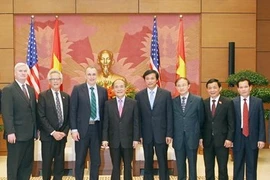 National Assembly Chairman Nguyen Sinh Hung (fourth, left) and the US delegates attending the dialogue (Photo: Government Portal)