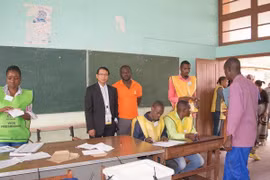 Vietnamese Ambassador to Mozambique Nguyen Van Trung observed a poll at No 2 in Catambe, Maputo province (Photo: Vietnamese Embassy in Mozambique)