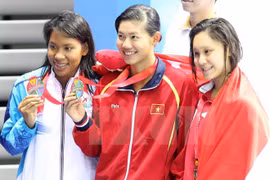 Nguyen Thi Anh Vien (centre) brought home 8 gold medals at the 28th Southeast Asian Games in Singapore (Photo: VNA)
