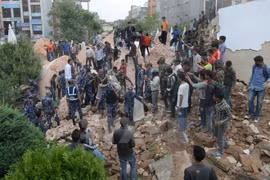 The tragic earthquake hit Nepal on April 25, killing at least 1,800 people. (Photo: AFP/VNA)