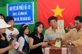 Voters in Phuoc Thien village, Binh Hai commnue, Binh Son district, Quang Ngai province (Source: VNA) 