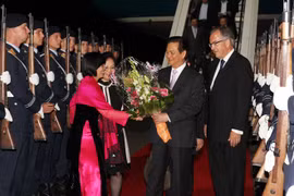 Prime Minister Nguyen Tan Dung (centre) is welcomed at Tegel airport in Berlin (Photo: VNA)