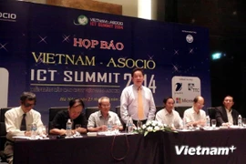 Vinasa Chairman Truong Gia Binh (standing) believed that this event will bring practical benefits to the country's socio-economic development. (Source: VNA)