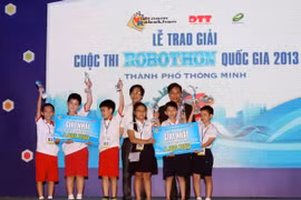 Members of the Tran Cao Van Primary School and Hanoi's Viet Kids at the award ceremony (Source: VNA)