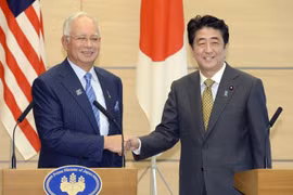 Japanese Prime Minister Shinzo Abe (R) and his visiting Malaysian counterpart Najib Razak (Photo: japantimes.co.jp)