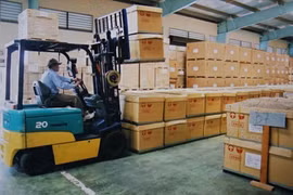 A worker transports cargo at Dragon Logistics Co,Ltd in Ha Noi's Thang Long Industrial Zone. Logistics enterprises face a serious shortage of employees due to an increase of service demands. (Photo: VNA/VNS