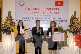 Deputy Foreign Minister Ngoc presented the Friendship Order from the State President to the OIF’s regional office and the Francophone University Agency (Source: VNA)