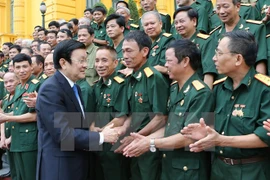 President Truong Tan Sang meets veterans from Division 313 and 314 in Military Zone 2. Photo: VNA