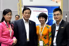 Minister of Information and Communications Nguyen Bac Son visited Vietnamese pavilion