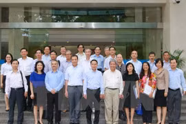 VNA General Director Nguyen Duc Loi and the newly-appointed heads of Vietnamese representative offices at the VNA headquarters.(Photo:VNA)