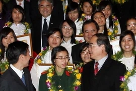Deputy Prime Minister Nguyen Thien Nhan at the presenting ceremony (Source:VNA)