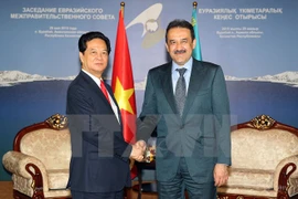 Prime Minister Nguyen Tan Dung (left) met with his Kazakh counterpart Karim Masimov (Photo: VNA)