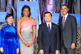 US President Obama and his wife welcome President Sang and his wife (Source: VNA)