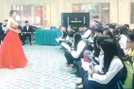 Opera singer Kouda Hiroko performs and does a language exchange with high school students in Ha Noi. (Photo: VNA)