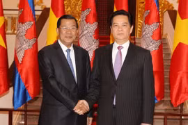 Prime Minister Nguyen Tan Dung welcomes his Cambodian counterpart Samdech Techo Hun Sen (Photo: VNA)