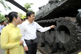 State President Truong Tan Sang (R) visits the War Remnants Museum (Photo: VNA)