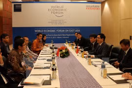 The Vietnamese delegation (R) meets the Indonesian side in Jakarta (Photo: VNA)