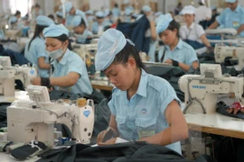 Workers at a garment factory (Photo: VNA)