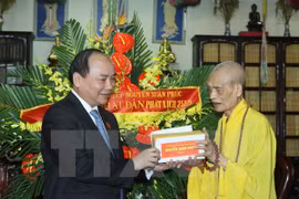 Deputy PM Nguyen Xuan Phuc and Most Venerable Thich Pho Tue. Photo: VNA