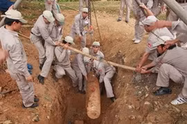 Bombs removal (Photo: laodong.com)