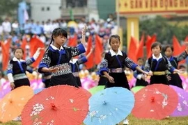 Students in a performance at the ceremony (Source: VNA)