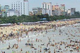 Tourists flock to Sam Son beach (Photo: VNA)