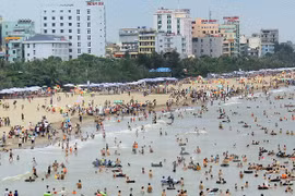Tourists flock to Sam Son beach (Photo: VNA)