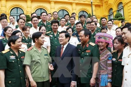 President Truong Tan Sang talks to outstanding trade union members within the Ministries of Public Security and National Defence. Photo: VNA
