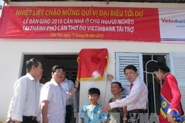 The house handover ceremony. Photo: VNA