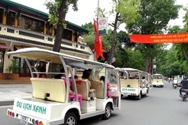 Tourists visit the capital Hanoi by electric cars (Source: VNA)